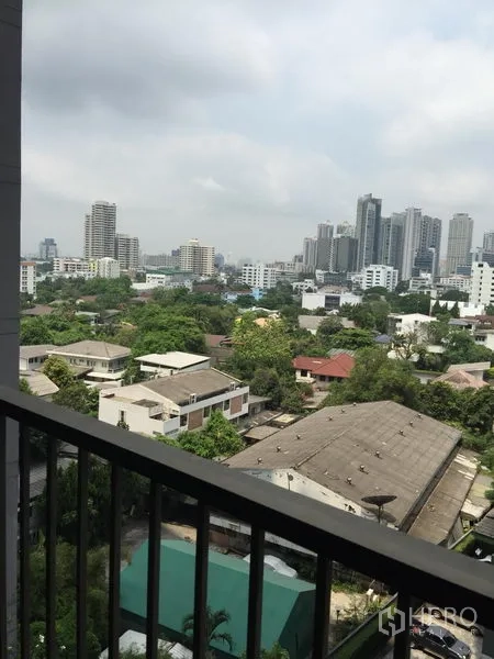 คอนโด ให้เช่าในKhlong Toei, Bangkok - วิวจากระเบียงชั้นสูง มองเห็นสกายไลน์สุขุมวิท ท่ามกลางพื้นที่สีเขียวและอาคารสูงต่ำ