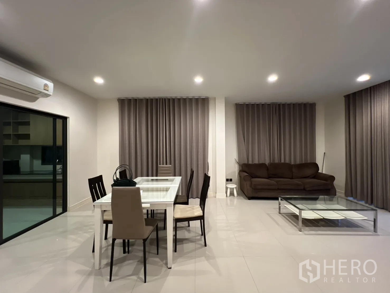 บ้าน ให้เช่าหรือขายในBang Kapi, Bangkok - มุมทานอาหารข้างโซฟา พร้อมประตูกระจกบานเลื่อนไปครัว