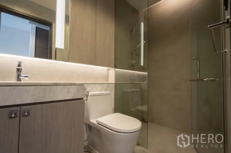 คอนโด ให้เช่าในKhlong Toei, Bangkok - ห้องน้ำพร้อมฝักบัวกระจก โต๊ะอ่างล้างหน้าหินอ่อน และตู้เก็บของ