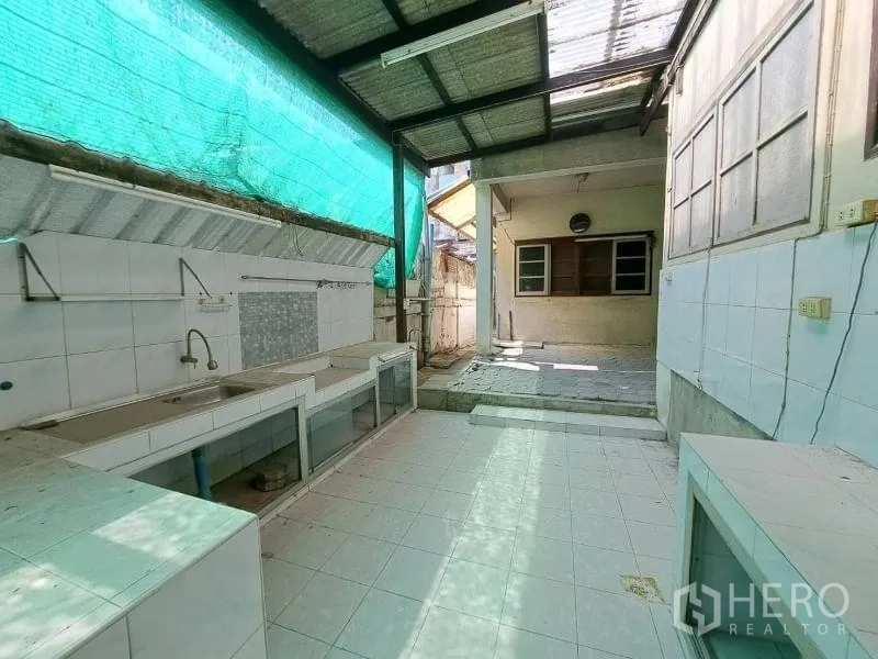 พื้นที่ขายปลีก ให้เช่าในSathon, Bangkok - พื้นที่เตรียมอาหารกึ่งเอาท์ดอร์ หลังคาคลุม เคาน์เตอร์กระเบื้องและอ่างล้างจาน เหมาะเป็นส่วนหลังร้าน