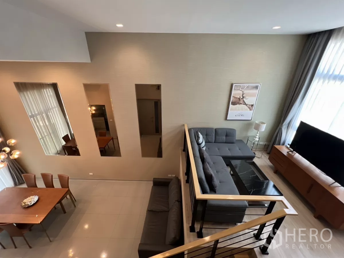 ทาวน์เฮาส์ ให้เช่าในSuan Luang, Bangkok - ภาพมุมสูงของโถงทานอาหารเพดานสูงและเลานจ์ชั้นบนกั้นด้วยราว