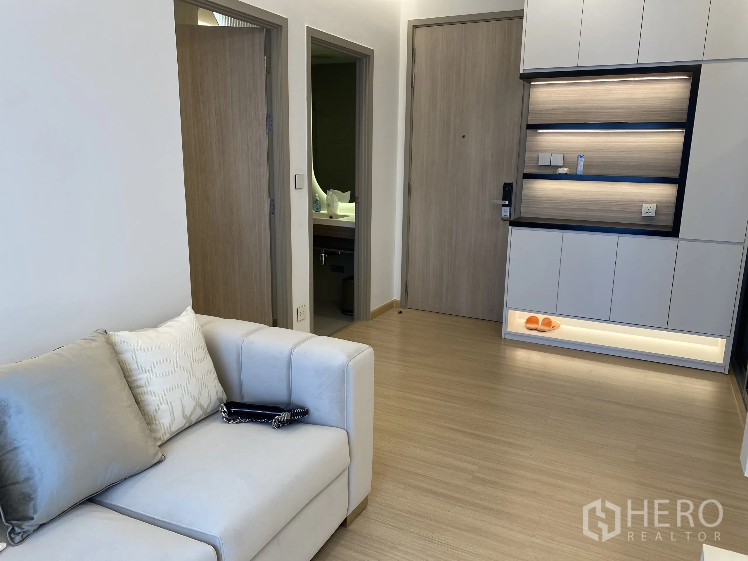 คอนโด ให้เช่าในPhra Khanong, Bangkok - ห้องนั่งเล่นติดประตูทางเข้า เห็นโซฟา ทางเข้าห้องน้ำ และตู้เก็บของโมเดิร์น