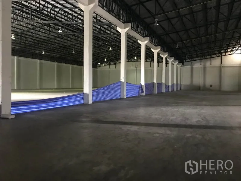 货栈 出租在Bang Pa-in, Phra Nakhon Si Ayutthaya - 仓库内部，高挑钢桁架屋顶与宽阔无柱空间，混凝土地面