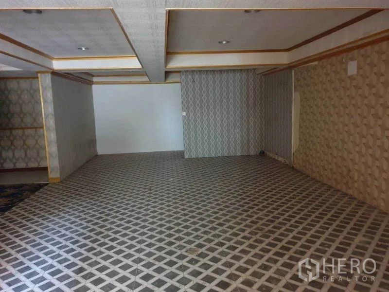 零售空间 出租在Khlong Toei, Bangkok - 大面积房间，网格地砖、嵌灯与纹理墙纸，适合作为展厅或就座区。