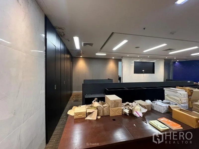 零售空间 出租 - 室内角度展示深色储物柜、大理石装饰墙、工位与筒灯