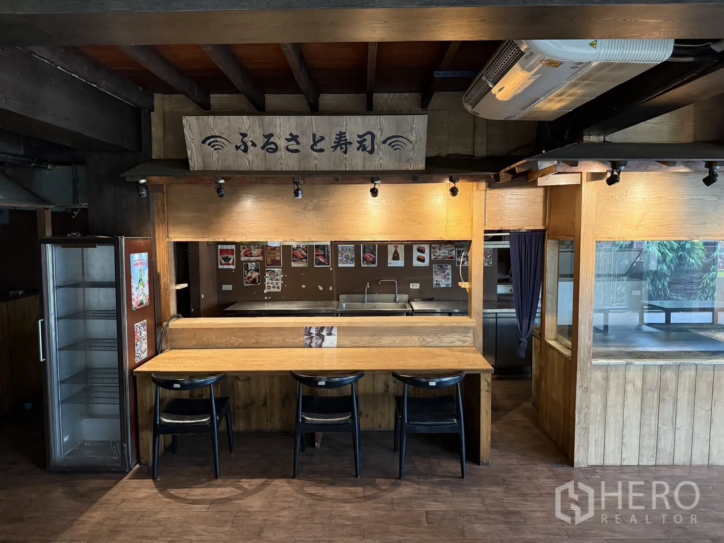 独立式住宅 出租在Watthana, Bangkok - 室内木质吧台与高脚椅