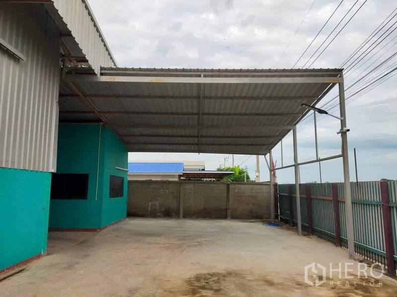 货栈 出售在Lam Luk Ka, Pathum Thani - 覆盖式装卸区，高钢结构雨棚与围栏院落