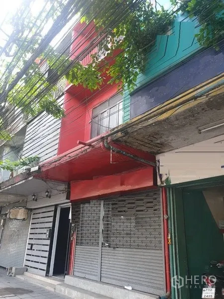 店屋 出租在Watthana, Bangkok - 曼谷近BTS Ekkamai的临街商铺外观，红色立面与金属卷闸门。