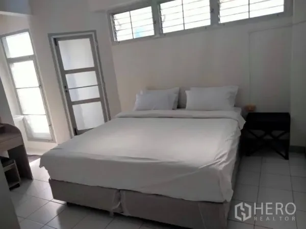 店屋 出租 - 明亮卧室，双人床、瓷砖地面与百叶窗，位于商铺楼内。