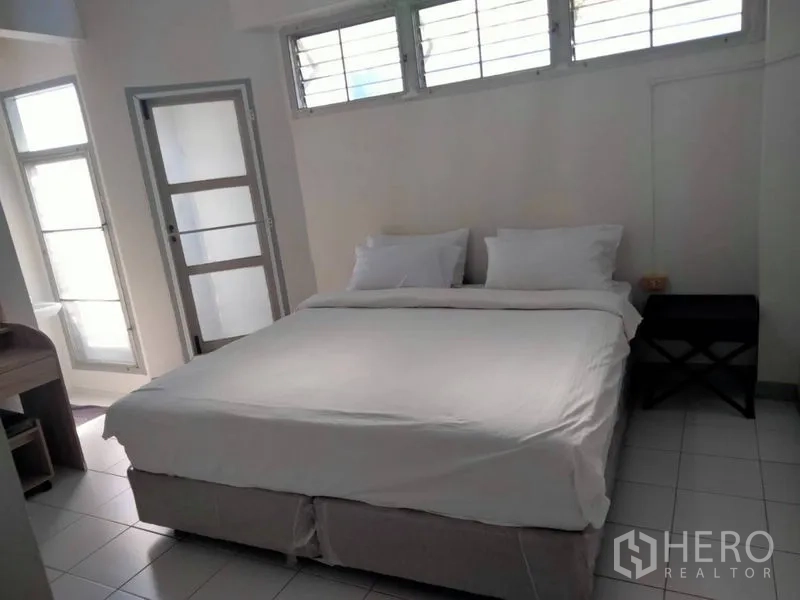 店屋 出租 - 明亮卧室，双人床、瓷砖地面与百叶窗，位于商铺楼内。