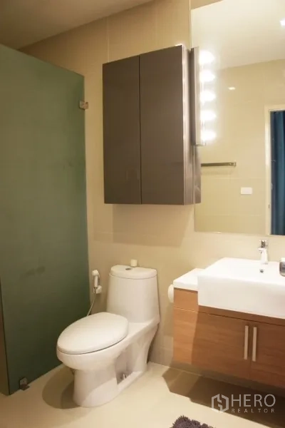 คอนโด ให้เช่าในPhaya Thai, Bangkok - ห้องน้ำอีกห้องมีอ่างล้างหน้า ตู้เก็บของแขวนผนัง โถสุขภัณฑ์ และฉากกั้นอาบน้ำ