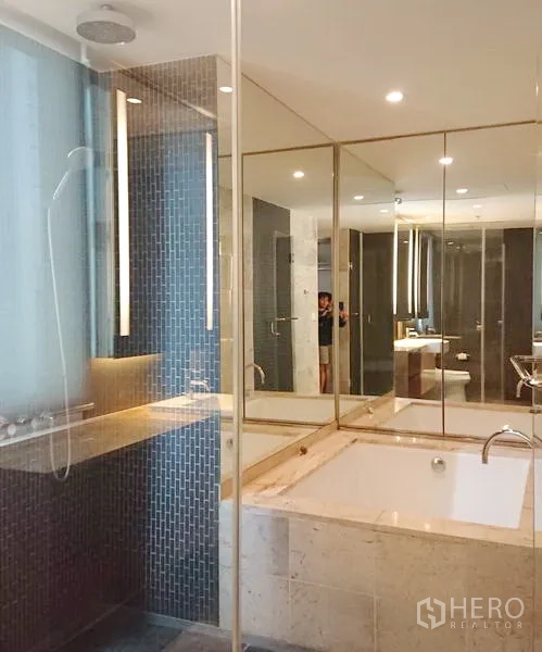 คอนโด ขายในPathum Wan, Bangkok - ห้องน้ำสไตล์สปา พร้อมอ่างอาบน้ำขนาดใหญ่ ฝักบัวกระจก และผนังกระจกเงา