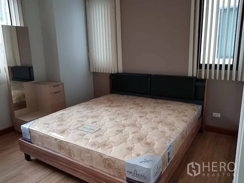 คอนโด ให้เช่าในWatthana, Bangkok - ห้องนอนหลักเตียงขนาดใหญ่ หน้าต่างมุมห้องพร้อมมู่ลี่ และโต๊ะเครื่องแป้งพร้อมกระจก