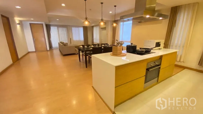 公寓 出租 - 现代厨房设中岛灶台并连接餐厅。