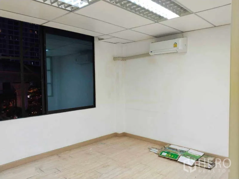 办公空间 出租在Bang Na, Bangkok - 采光良好的私密房，带大窗与壁挂式空调。