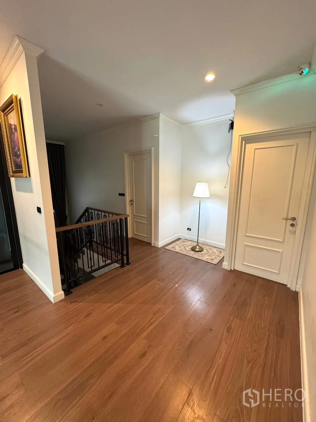 独立式住宅 出售在Mueang Pathum Thani, Pathum Thani - 二楼中庭走廊，通向卧室的木地板空间。