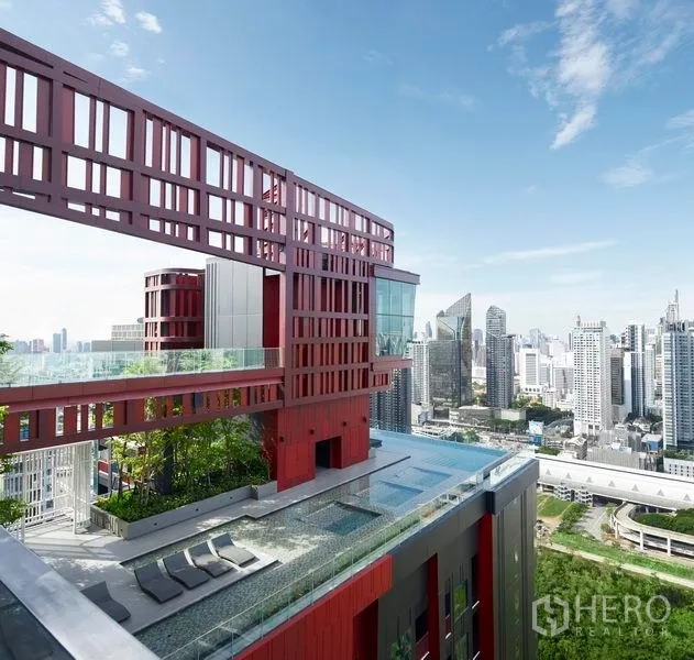 公寓 出售在Ratchathewi, Bangkok - 屋顶天桥与露台泳池，俯瞰城市景观。
