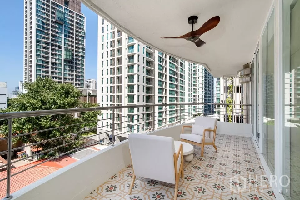 คอนโด ขายในWatthana, Bangkok - ระเบียงคอนโดพร้อมพงษ์ เก้าอี้พักผ่อน มุมมองตึกสูงและต้นไม้