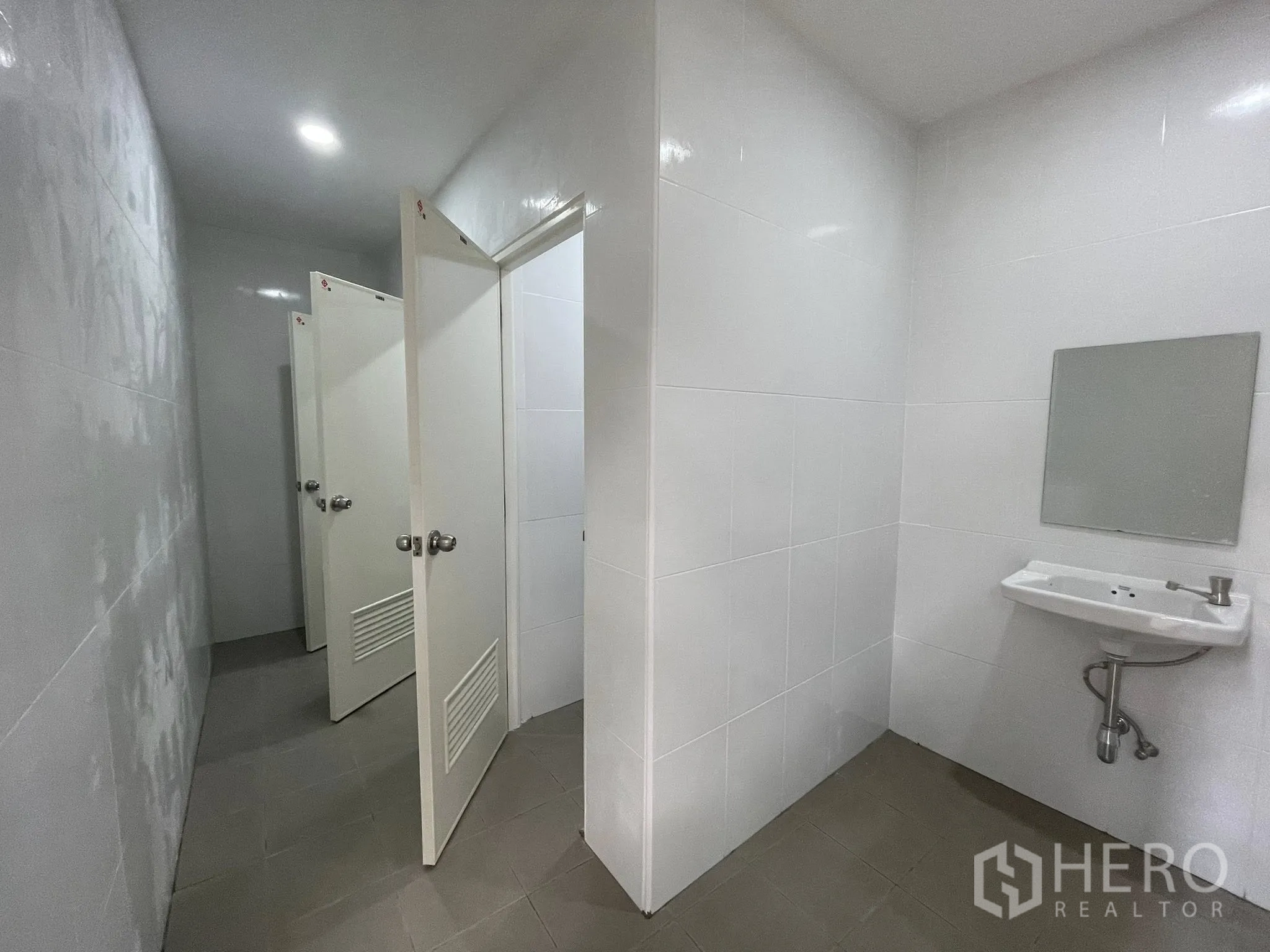 โกดัง for rent in Pak Kret, Nonthaburi - ห้องน้ำบุผนังกระเบื้อง มีอ่างล้างมือและห้องส้วมแบ่งส่วน