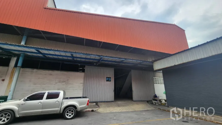 คลังสินค้า ให้เช่าในMueang Samut Prakan, Samut Prakan - อาคารโกดังผนังเมทัลชีท มีประตูบานเลื่อนและหลังคาคลุมลานขนถ่ายสินค้า ในอำเภอเมืองสมุทรปราการ