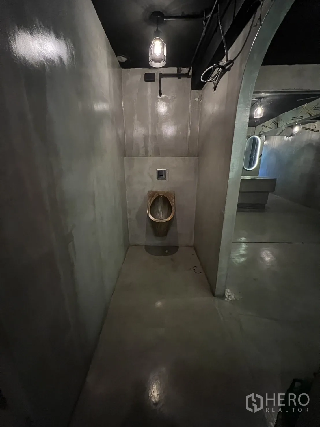 อาคารพาณิชย์ ให้เช่า - ช่องโถปัสสาวะเดี่ยว ไฟแขวน ในห้องน้ำคอนกรีต
