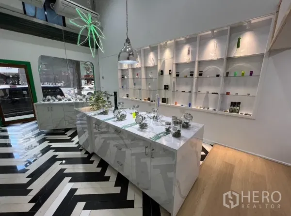 อาคารพาณิชย์ ให้เช่าในKhlong Toei, Bangkok - โชว์รูมสว่าง ตู้ชั้นวางเต็มผนังและพื้นลายก้างปลา