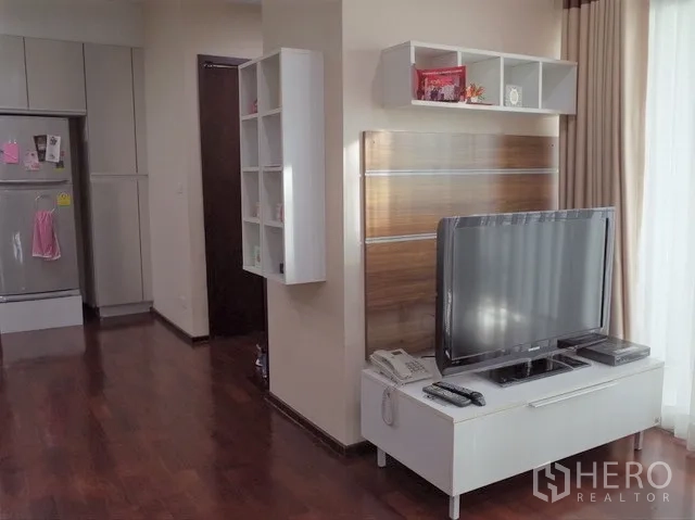 คอนโด ขายในWatthana, Bangkok - ผนังทีวีพร้อมชั้นเก็บของ ม่านสูงจรดเพดาน และพื้นไม้จริง