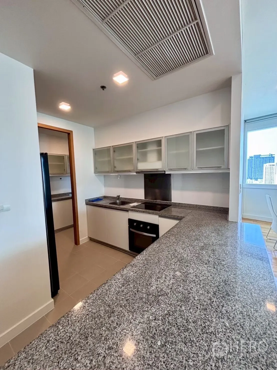 Condominium for rent in Khlong Toei, Bangkok - Wide granite breakfast bar connecting the kitchen to the dining space