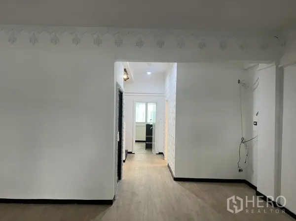 零售空间 出租在Khlong Toei, Bangkok - 开放式销售区，宽敞门洞与嵌入式照明。