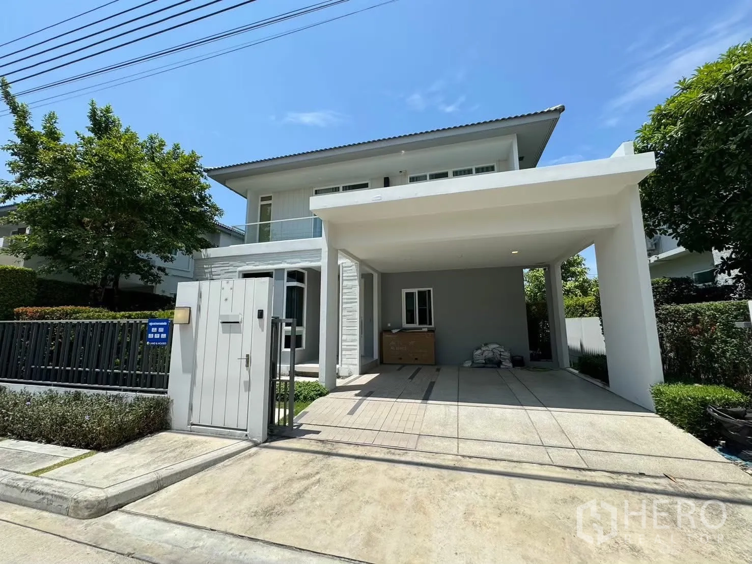 独栋房屋 for rent in Prawet, Bangkok - 步入式衣帽间，玻璃门衣柜与内置书桌。