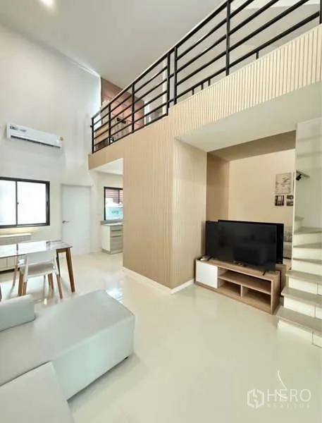 联排别墅 出租在Bang Phli, Samut Prakan - 电视角在夹层下方，黑色护栏与楼梯。