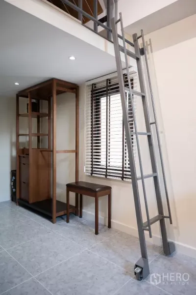 บ้าน ให้เช่าในPhra Khanong, Bangkok - บันไดโลหะขึ้นชั้นลอย ข้างหน้าต่างบานเกร็ดและตู้เสื้อผ้าไม้แบบเปิด