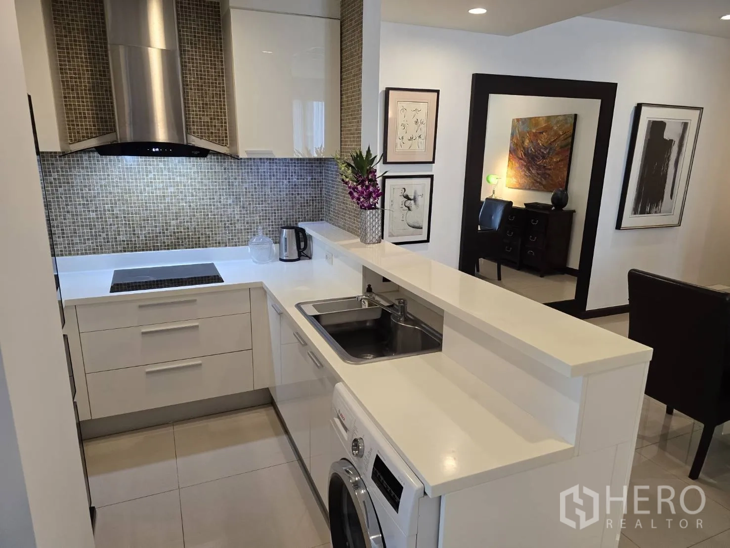 คอนโด for rent or sale in Watthana, Bangkok - ห้องนั่งเล่นโซฟาหนัง โคมไฟ และผ้าม่านสูงจรดเพดาน.