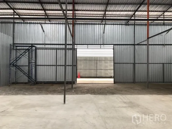 货栈 出租在Pak Kret, Nonthaburi - 通往装卸庭院的大开口，钢结构与混凝土地面