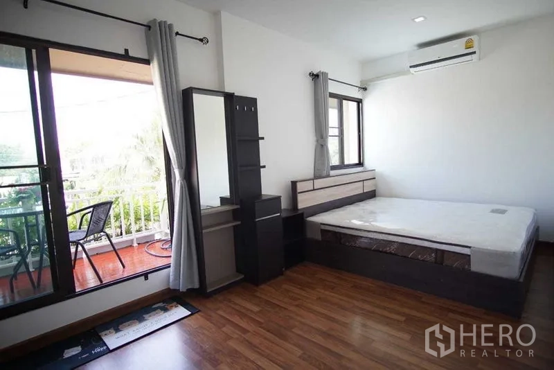 ทาวน์เฮาส์ ให้เช่าในSuan Luang, Bangkok - ห้องนอนหลักพื้นไม้ เชื่อมระเบียงและหน้าต่างบานใหญ่