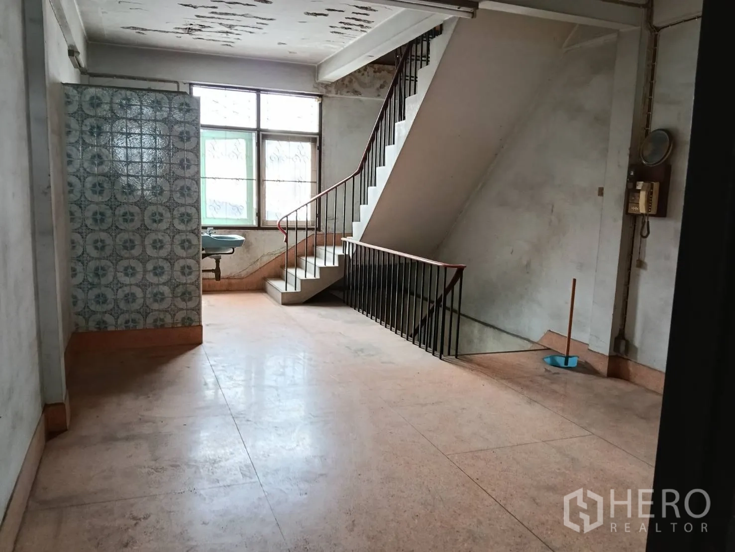 ตึกแถว for rent in Khlong Toei, Bangkok - ชั้นลอยโล่งพร้อมบันไดภายใน หน้าต่าง และผนังปูกระเบื้องลายวินเทจ