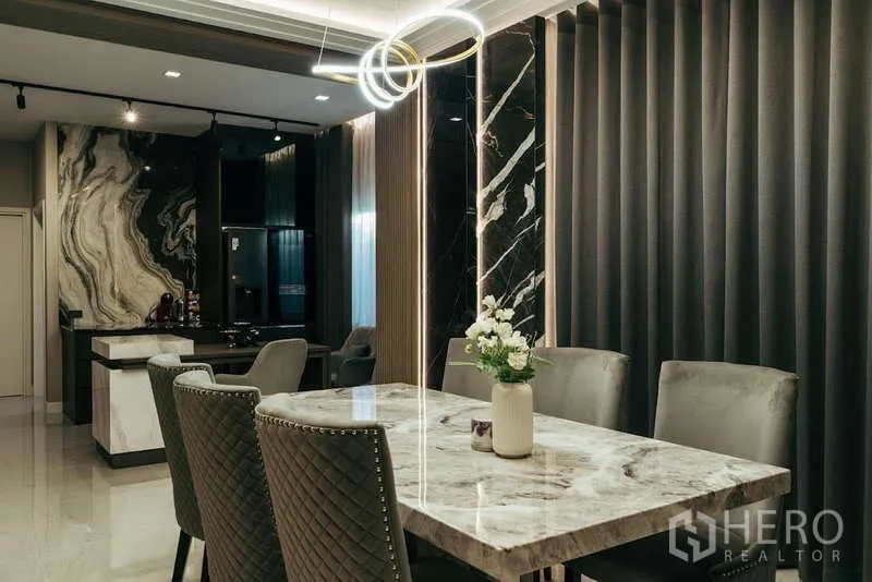 บ้าน ขายในSai Mai, Bangkok - พื้นที่รับประทานอาหาร โต๊ะหินอ่อน เก้าอี้บุผ้า และโคมไฟสมัยใหม่