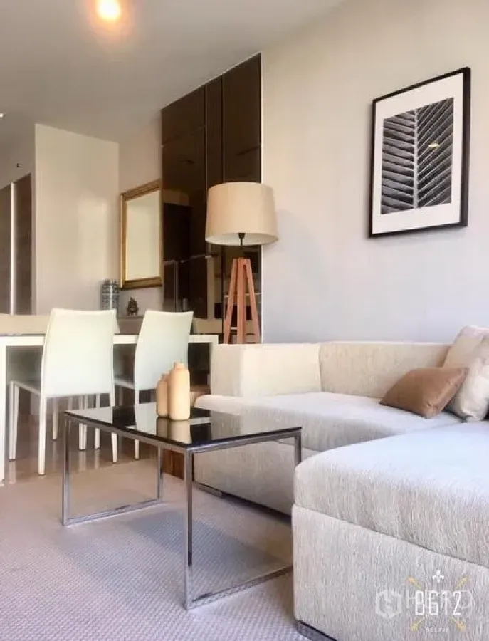 Condominium for rent in Sathon, Bangkok - Bright living and dining area with beige sofa, glass coffee table, four-seat dining set, floor lamp and modern decor in a Bangkok condo.