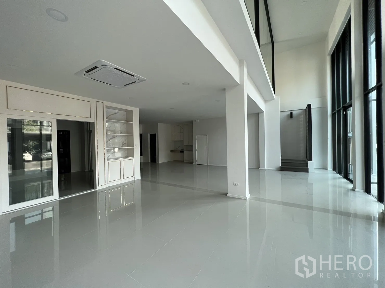 สำนักงานที่บ้าน ให้เช่าในBang Phli, Samut Prakan - ชั้นล่างแบบโอเพนสเปซ เพดานสูงสองชั้น พื้นเงางาม พร้อมบันไดด้านข้าง