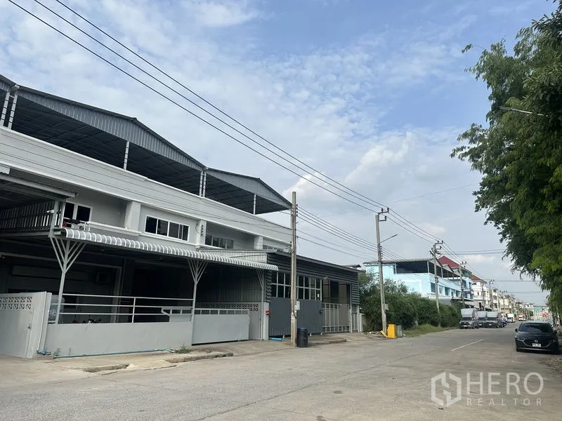 โรงงาน ให้เช่าในNonthaburi - ภาพถนนหน้าโครงการ มีแถวอาคารโรงงาน ทางกว้างจอดรถและสาธารณูปโภคครบ