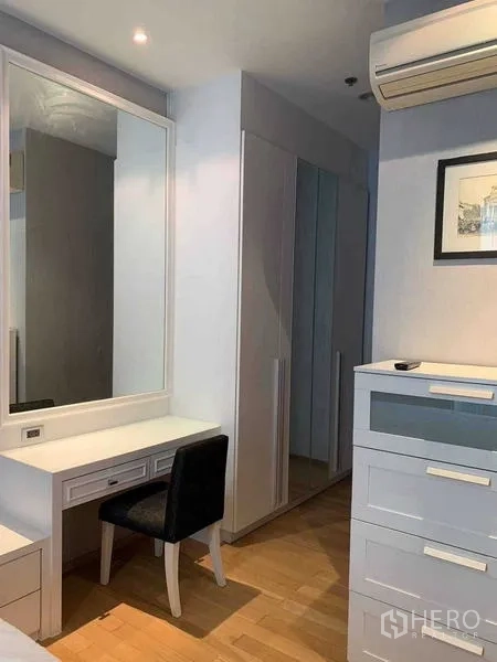 คอนโด ขายในWatthana, Bangkok - มุมห้องนอนพร้อมโต๊ะเครื่องแป้ง ตู้เสื้อผ้าบิวท์อิน และเครื่องปรับอากาศ