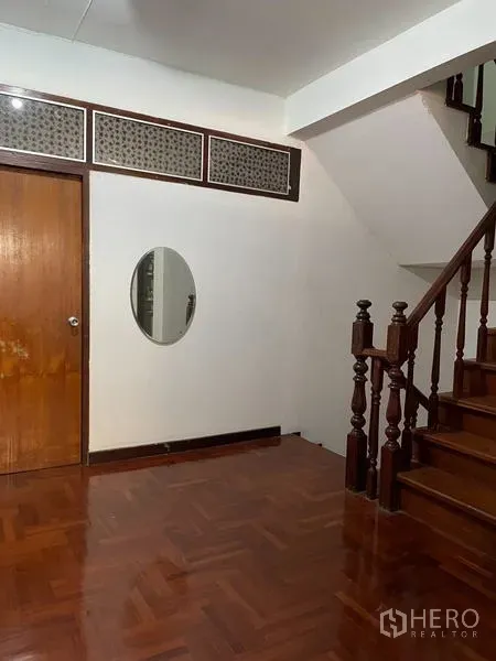 สำนักงานที่บ้าน ให้เช่าในRatchathewi, Bangkok - โถงภายในพร้อมพื้นปาร์เกต์เงางามและบันไดไม้แข็งแรง