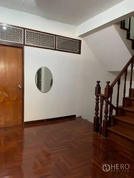 สำนักงานที่บ้าน ให้เช่าในRatchathewi, Bangkok - โถงภายในพร้อมพื้นปาร์เกต์เงางามและบันไดไม้แข็งแรง