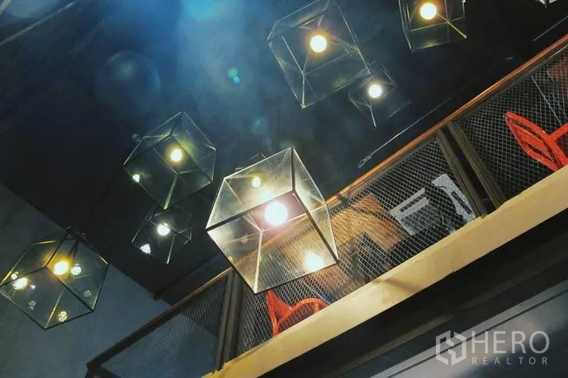 พื้นที่ขายปลีก ให้เช่าในSathon, Bangkok - โคมไฟทรงสี่เหลี่ยมห้อยจากฝ้าสูงหลายชุด