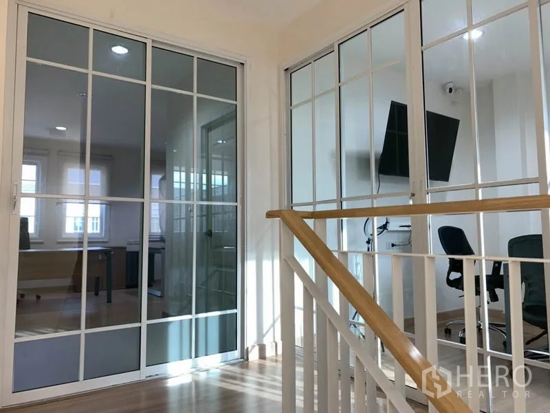 带办公室的家 出租或出售在Bang Na, Bangkok - 楼梯平台配玻璃隔断房间，自然采光充足。