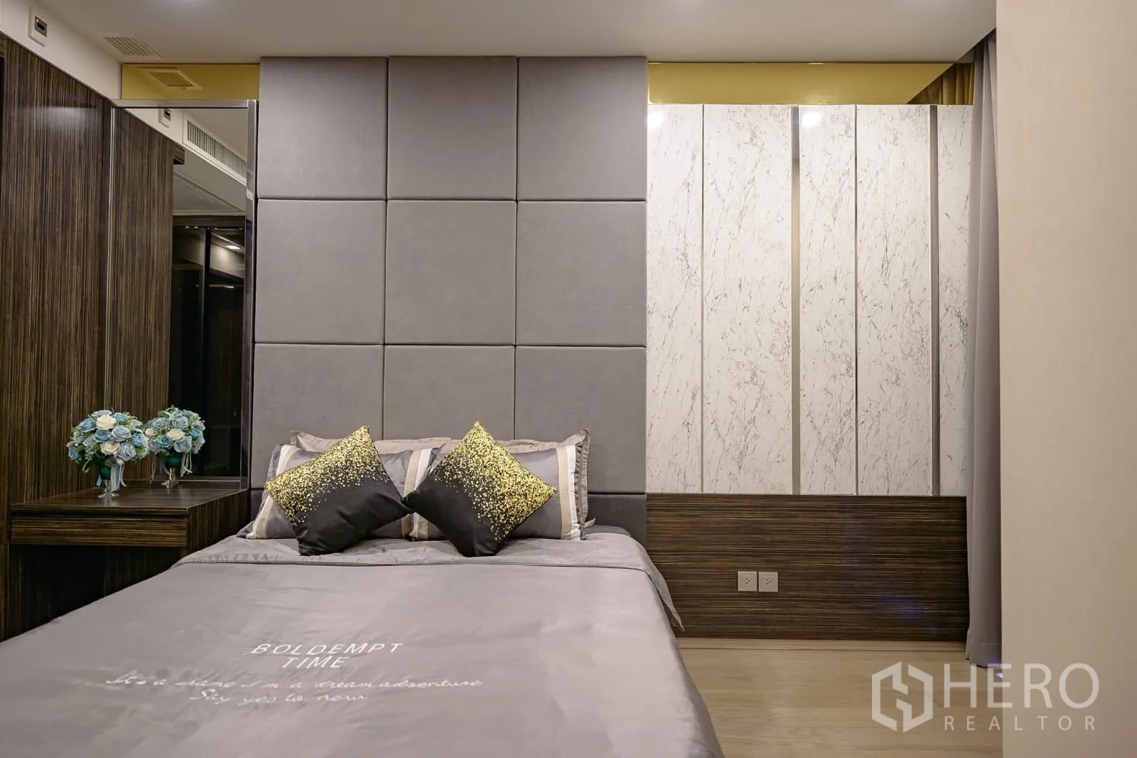 คอนโด ให้เช่าในWatthana, Bangkok - เตียงหัวเตียงบุผ้า พร้อมตู้เสื้อผ้าบานลายหินอ่อน