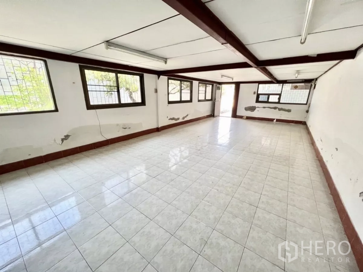 คลังสินค้า ให้เช่าในMueang Samut Prakan, Samut Prakan - ห้องสำนักงานปูกระเบื้องสว่าง มีหน้าต่างหลายบาน เหมาะสำหรับงานเอกสาร