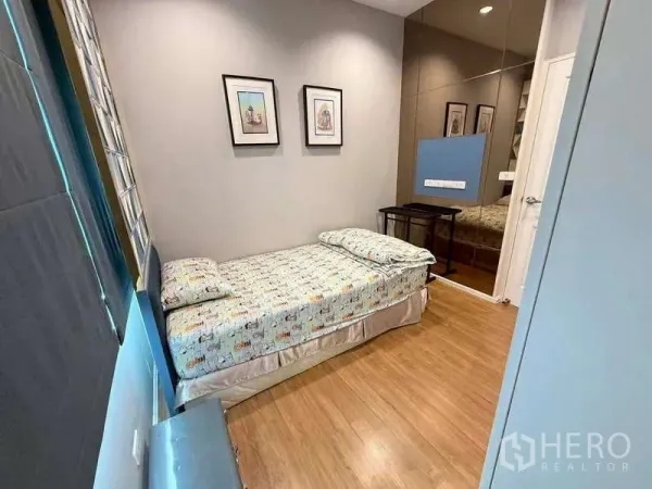 独立式住宅 出售在Bang Khen, Bangkok - 紧凑卧室，单人床，木地板与镜面衣柜。