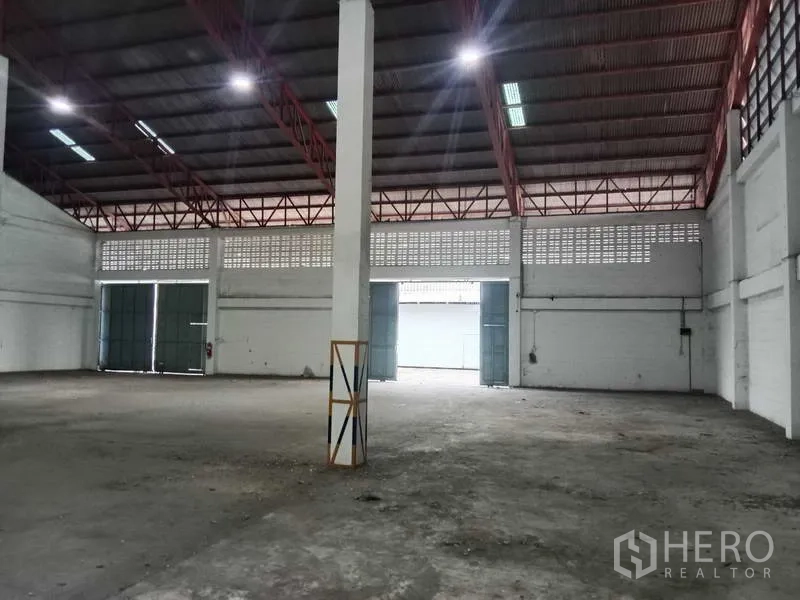 工厂 出租在Samut Prakan - 中央通道，立柱高耸、屋面采光板与充足空间