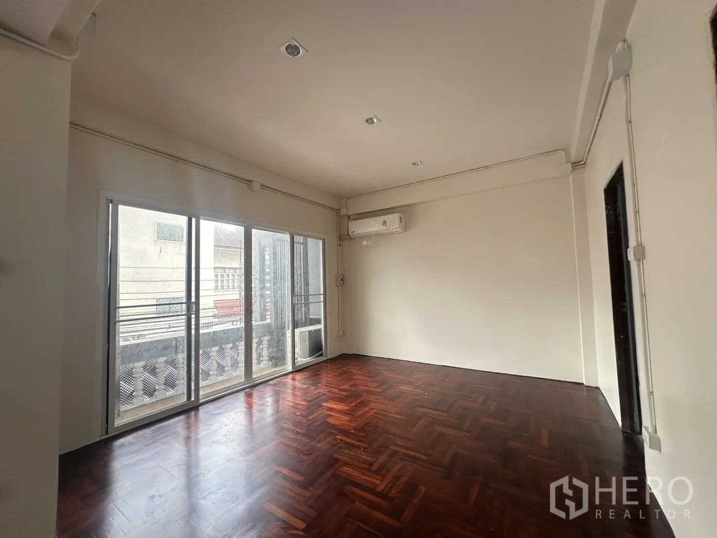 สำนักงานที่บ้าน ให้เช่าในKhlong Toei, Bangkok - ห้องสว่างพื้นไม้ปาร์เกต์เงางาม พร้อมทางออกระเบียง